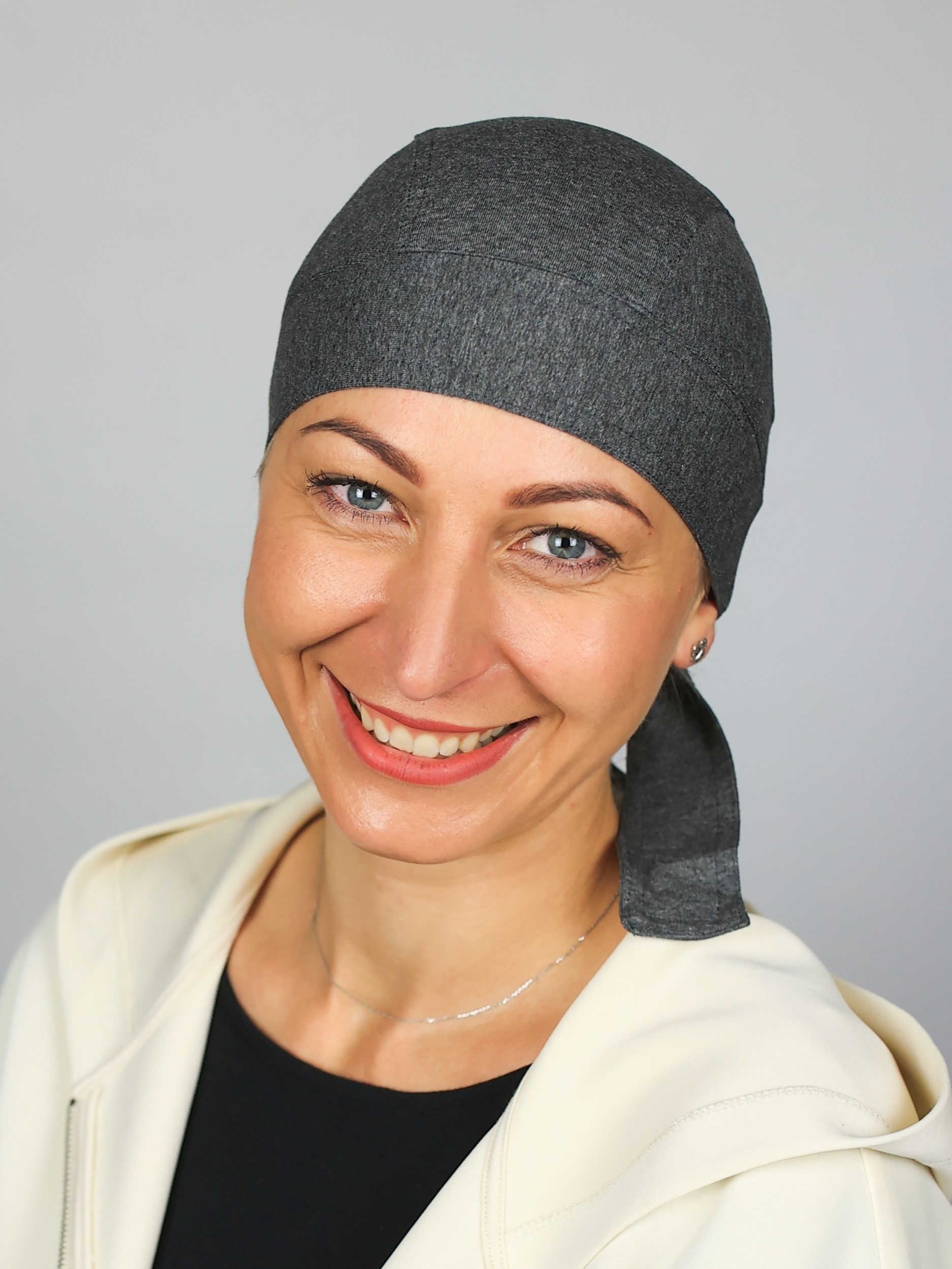šedý 